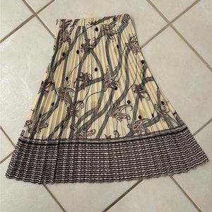 H&M skirt. Size 6, perfect condition.